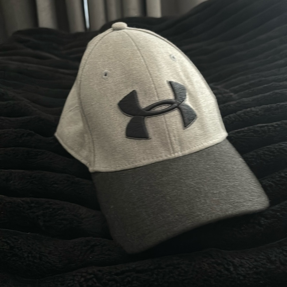 NWOT Under Armour Gray and Black Logo Baseball Hat Adult Size M-L